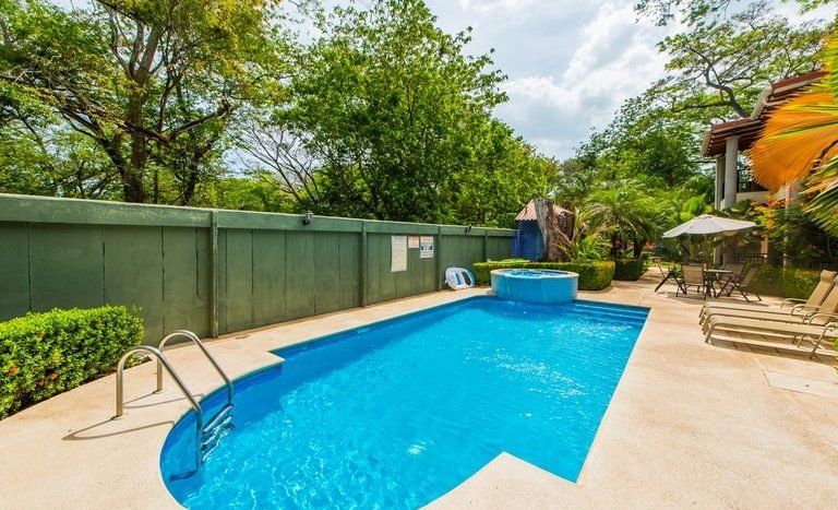 Pool & Exterior Jacuzzi