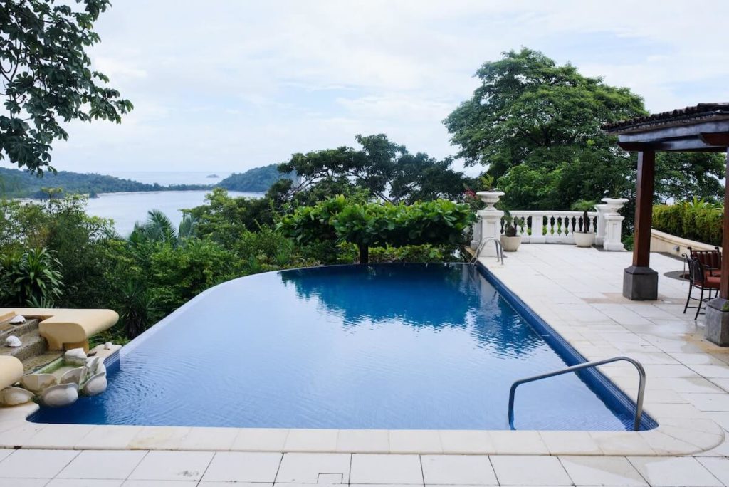 Property in Costa Rica with swimming pool and ocean view