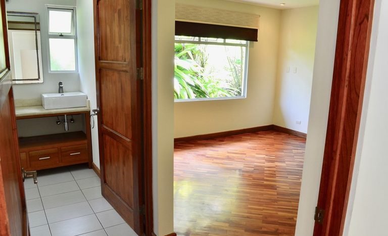 Venta de Casa Contemporanea en San Isidro de Heredia Domus Verum Bienes Raices 031.jpg