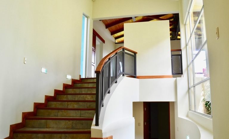 Venta de Casa Contemporanea en San Isidro de Heredia Domus Verum Bienes Raices 036.jpg