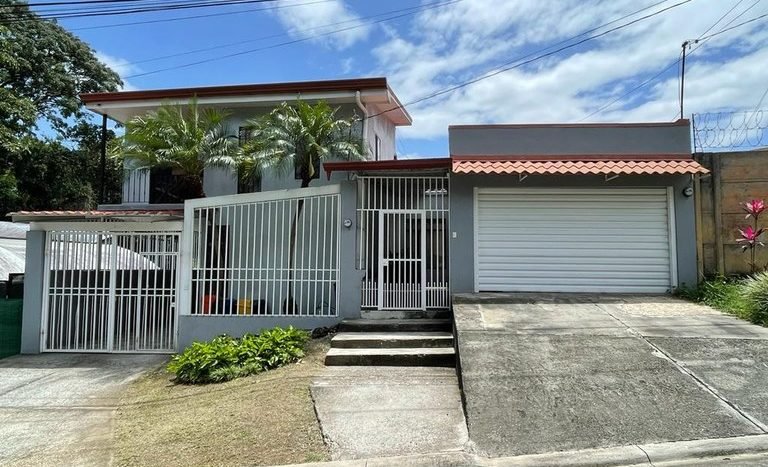 Venta Casa Independiente con Jardí­n y un Apartamento Santa Ana Costa Rica