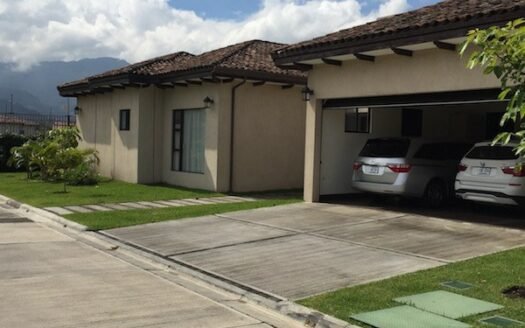 Casa en Pozos de Santa Ana  Piscina frente a la casa.jpg