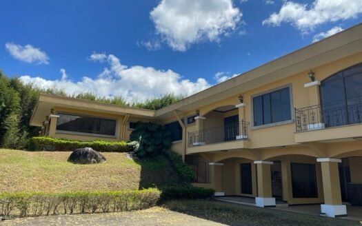 Venta casa con hermosa vista y amplio jardí­n Escazu Costa Rica San Jose San Antonio