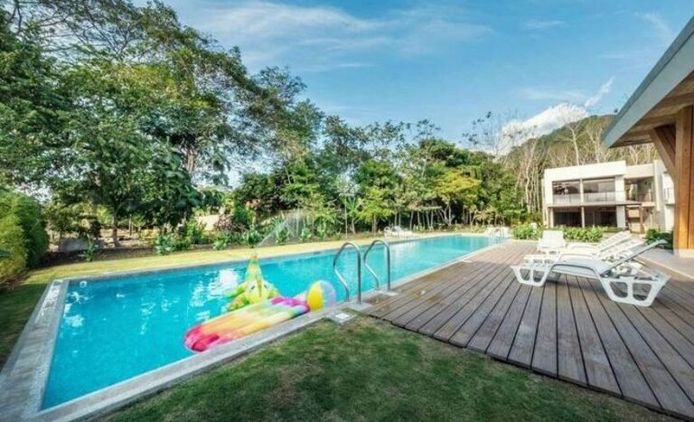 Guest Bathroom. Near the Beach. Condominium in Jaco Costa Rica