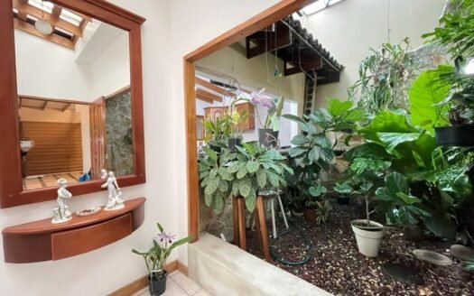 Venta Casa Independiente con Jardí­n y un Apartamento Santa Ana Costa Rica