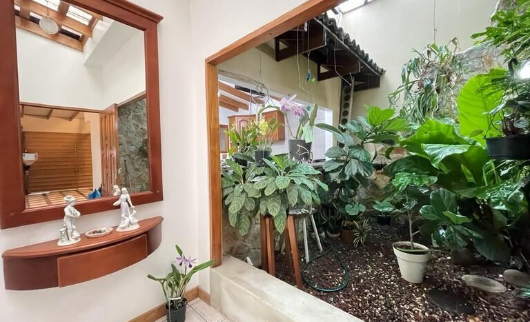 Venta Casa Independiente con Jardí­n y un Apartamento Santa Ana Costa Rica