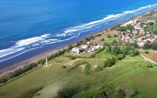 Picnic near the lake - Houses for sale near the beach in Costa Rica